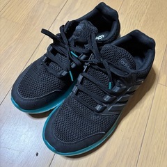 adidasすにスニーカーの画像