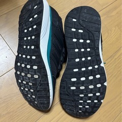 adidasすにスニーカーの画像