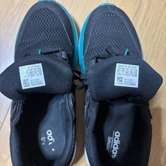 adidasすにスニーカーの画像
