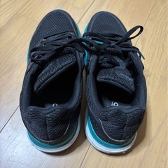 adidasすにスニーカーの画像