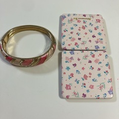 折りたたみ鏡とブレスレットの画像