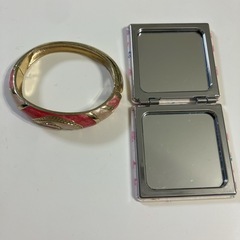 折りたたみ鏡とブレスレットの画像