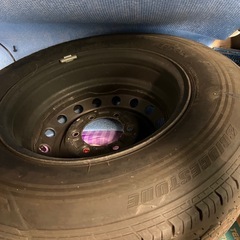 ハイエース　タイヤホイール　純正　一つの画像