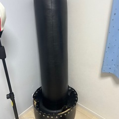 筋トレセット　ダンベル、サンドバッグ、懸垂マシンの画像