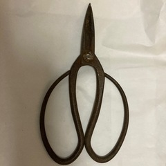 田舎のおじいちゃんが盆栽で使っていそうなハサミの画像