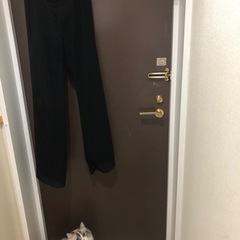 黒のシフォン裾広がりパンツの画像