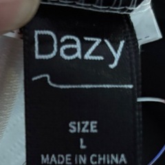 SHEIN Dazy テクスチャー仕上げのホワイト半袖トップス⭐︎の画像