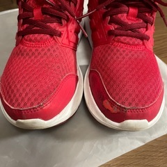 adidasスニーカー傷ありの画像