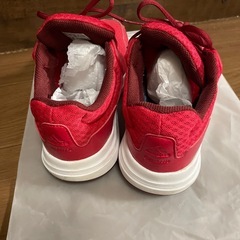 adidasスニーカー傷ありの画像