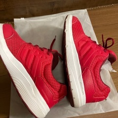 adidasスニーカー傷ありの画像