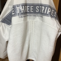 adidasボアジャケット白の画像