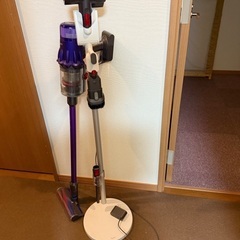【使えるけど一部が故障してます】ダイソンのスタンドタイプの掃除機　色は紫の画像