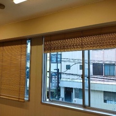 木製のブラインドカーテンの画像