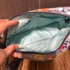 LeSportsac × Donna Wilson 限定コラボ ショルダーバッグの画像