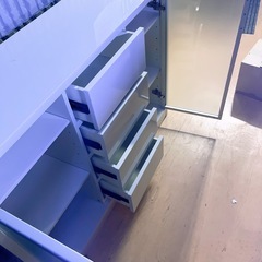 【短期掲載】鏡面仕上げの質の良い重厚感あるキッチン収納の画像