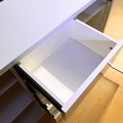 【短期掲載】鏡面仕上げの質の良い重厚感あるキッチン収納の画像