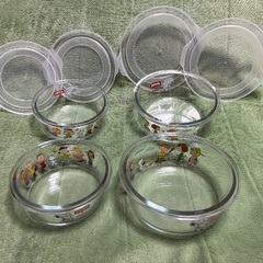使用品 スヌーピー パイレックス ラウンド 耐熱ガラス容器 フタ付き4個セットの画像