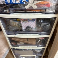 工具など沢山入った棚の画像