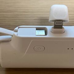 モバイルバッテリー 5000mAh lightning/Type-C 急速充電 2台同時充電 懐中電灯付き 隠しスタンド パススルー機能の画像