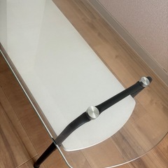 ガラスローテーブルの画像