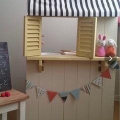 小窓でつながる木製おままごとキッチン &お店屋さんの画像