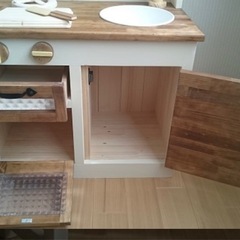 小窓でつながる木製おままごとキッチン &お店屋さんの画像