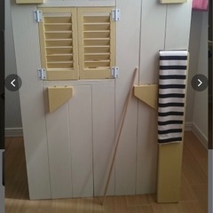 小窓でつながる木製おままごとキッチン &お店屋さんの画像