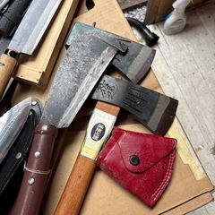 鉈や斧さまざまな工具セットの画像