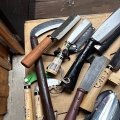 鉈や斧さまざまな工具セットの画像