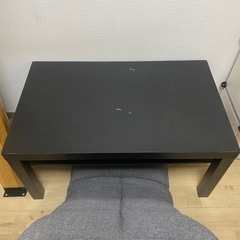 IKEAのローテーブルとリクライニング座椅子の画像