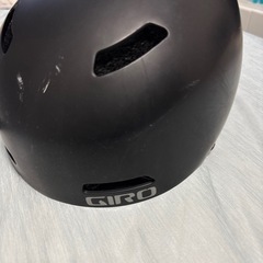GIRO ブラック ヘルメット 通気孔付きの画像