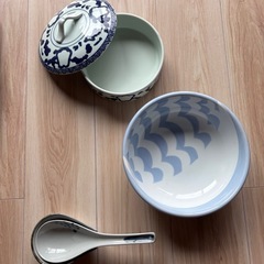 琉球漆のお盆と器の画像