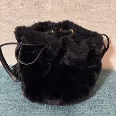 黒いファーバケツ型バッグ タッセル付きの画像