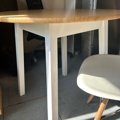 IKEA ダイニングテーブル　まるがた丸型の画像