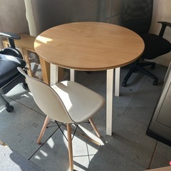 IKEA ダイニングテーブル　まるがた丸型の画像