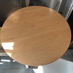 IKEA ダイニングテーブル　まるがた丸型の画像