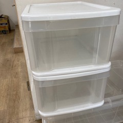 衣装ケース大小合わせて4個とランドリーバスケット2個の画像
