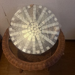 籐テーブルの画像