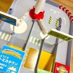 10/13まで　トミカタウン　車　発進するおもちゃの画像