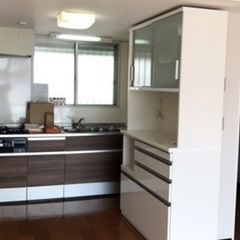 白　食器棚の画像