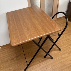 折りたたみテーブルの画像
