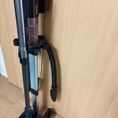 アイリスオーヤマ 掃除機 コードレス ハンディ サイクロン スティッククリーナー パワーヘッド 軽量 ハイパワー吸引 アタッチメントセット付 収納スタンド 2WAY SCD-142P-B ブラックの画像