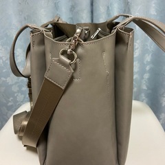 グレー ショルダーバッグ シンプルデザイン、通勤にも便利、中が見渡しやすい手提げバッグの画像