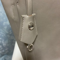 グレー ショルダーバッグ シンプルデザイン、通勤にも便利、中が見渡しやすい手提げバッグの画像