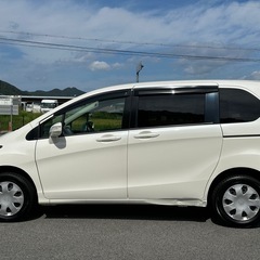 《安価な4WDのコンパクトワゴン車☆フリード FLEX Fパッケージ☆パールホワイト☆禁煙車》☆VSA☆左パワースライドドア☆H.I.Dヘッドランプ☆ドライブレコーダーETC☆バリ山スタッドレスタイヤ☆荷室がとても広いのでバン代わりにも使えます。お仕事や趣味の道具運びにも！の画像
