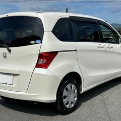 《安価な4WDのコンパクトワゴン車☆フリード FLEX Fパッケージ☆パールホワイト☆禁煙車》☆VSA☆左パワースライドドア☆H.I.Dヘッドランプ☆ドライブレコーダーETC☆バリ山スタッドレスタイヤ☆荷室がとても広いのでバン代わりにも使えます。お仕事や趣味の道具運びにも！の画像