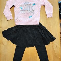 子供用トレーナー2着＋黒の厚手ズボンセットの画像