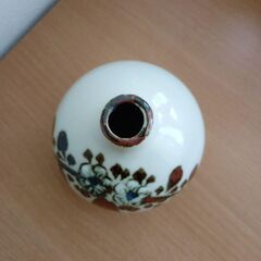 一輪挿し 花柄 手描き 陶器製 レトロ 花瓶の画像