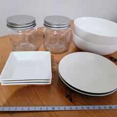 ビン、食器、木製スプーンの画像