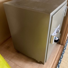 【無料‼︎】金庫あげます‼︎ カギ２本付き　w45 D47 H67の画像